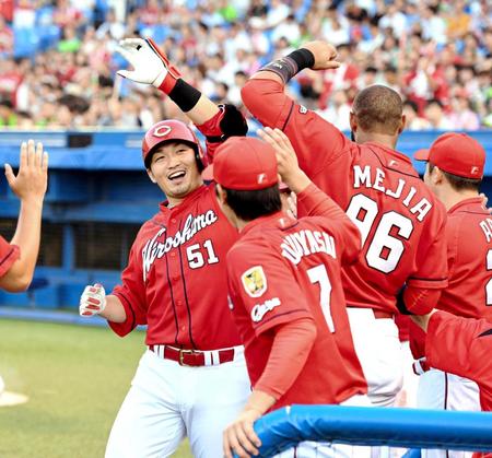 　１回、先制３ランを放ちメヒアと笑顔で腕を合わせる鈴木（左）＝撮影・棚橋慶太