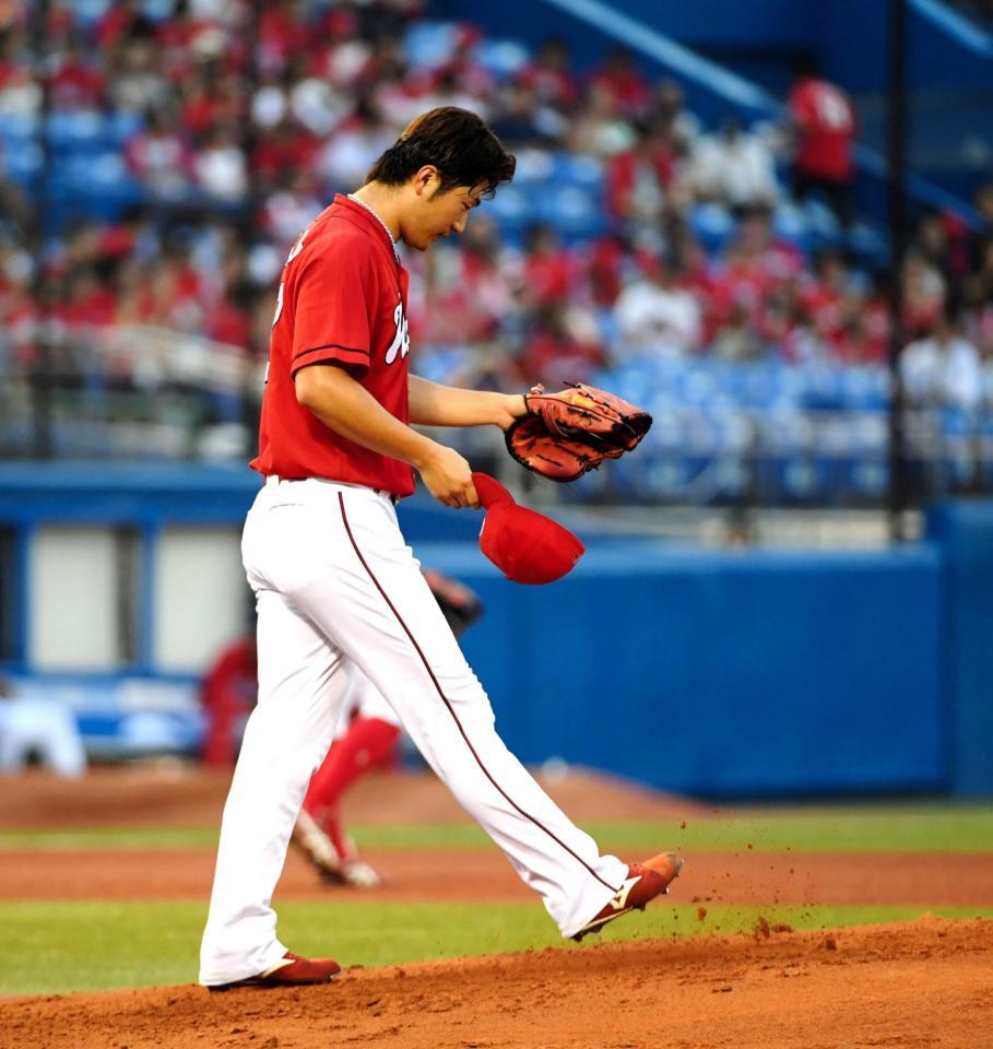 １回、ヤクルト・青木宣親に先制適時打を浴びマウンドの砂を蹴る広島・岡田明丈＝神宮球場（撮影・棚橋慶太）