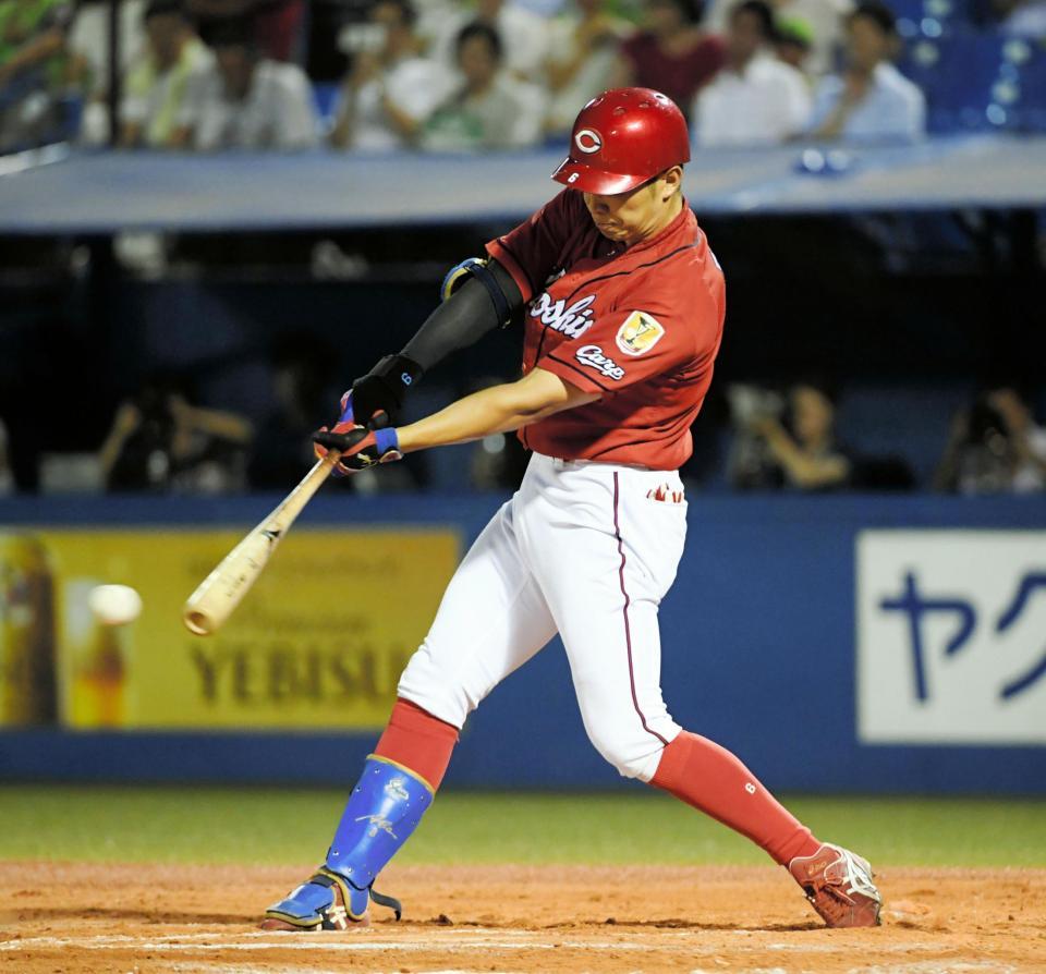 ７回、右前適時打を放つ広島・安部友裕＝神宮球場（撮影・棚橋慶太）