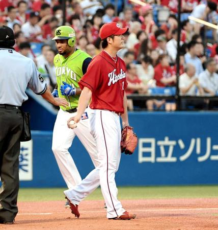 　１回、バレンティン（左）に３ランを浴びた岡田（撮影・棚橋慶太）