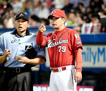 　６回表終了後に選手交代を告げる緒方監督