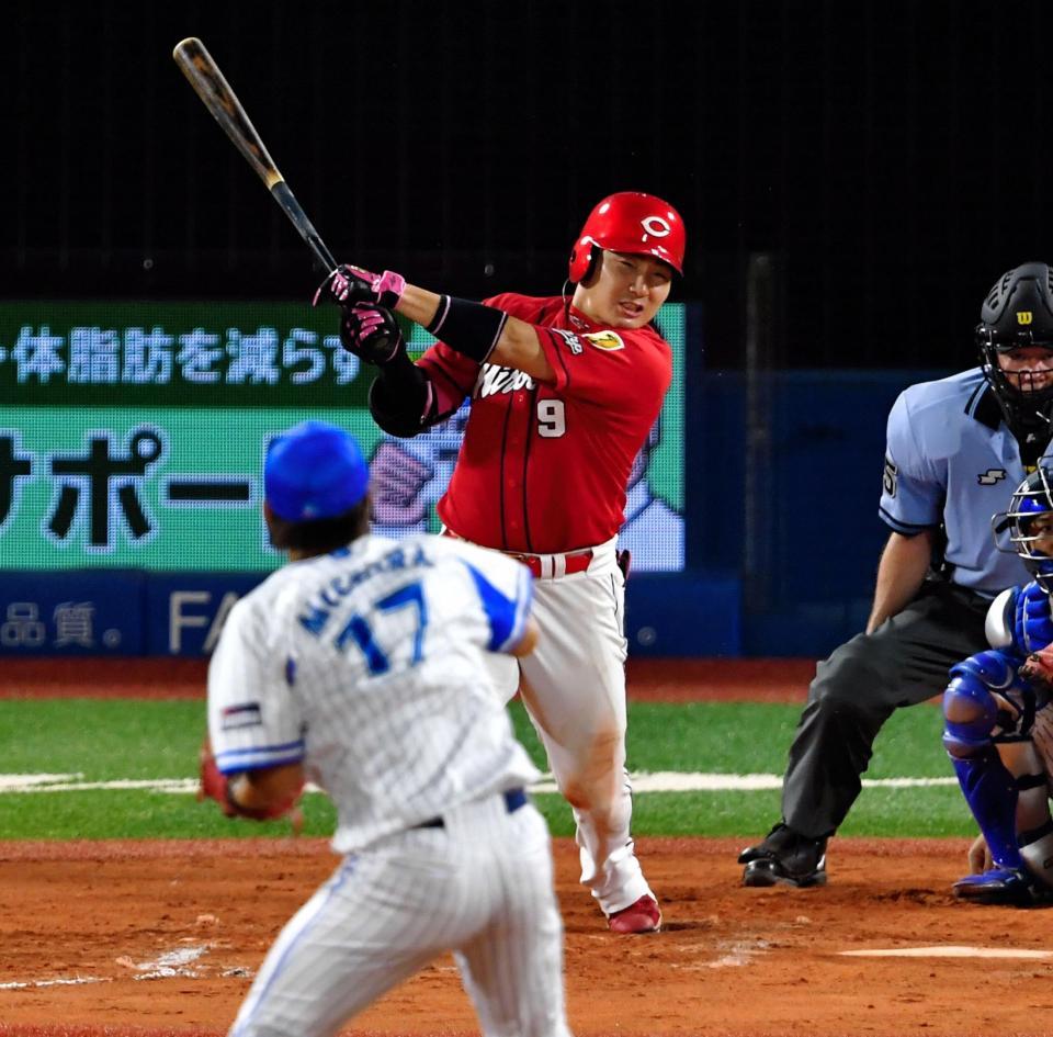 ７回広島無死、左中間に同点ソロを放つ広島・丸佳浩＝横浜（撮影・出月俊成）