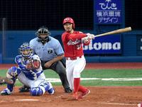 　２回、左前適時打を放つ菊池（撮影・金田祐二）