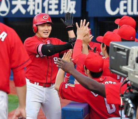 　１回、先制２ランを放ち、ナインの出迎えに笑顔を見せる丸（撮影・出月俊成）