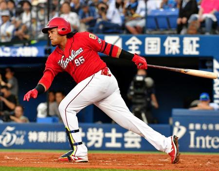 ２回広島無死三塁、左翼線に先制適時二塁打を放つ広島・バティスタ＝横浜（撮影・出月俊成）