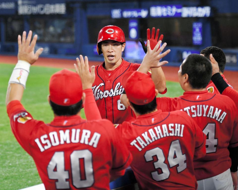 ６回、勝ち越しソロを放ち、ナインに迎えられる広島・安部（中央）＝横浜（撮影・出月俊成）