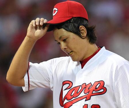 ４回、勝ち越しを許し悔しそうにベンチへ戻る広島・九里＝マツダスタジアム（撮影・飯室逸平）