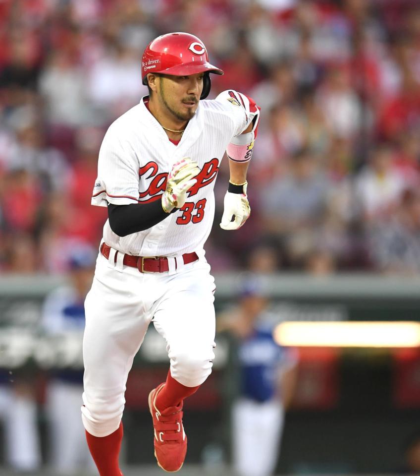 ３回、先制タイムリーを放つ広島・菊池涼介＝マツダスタジアム（撮影・飯室逸平）
