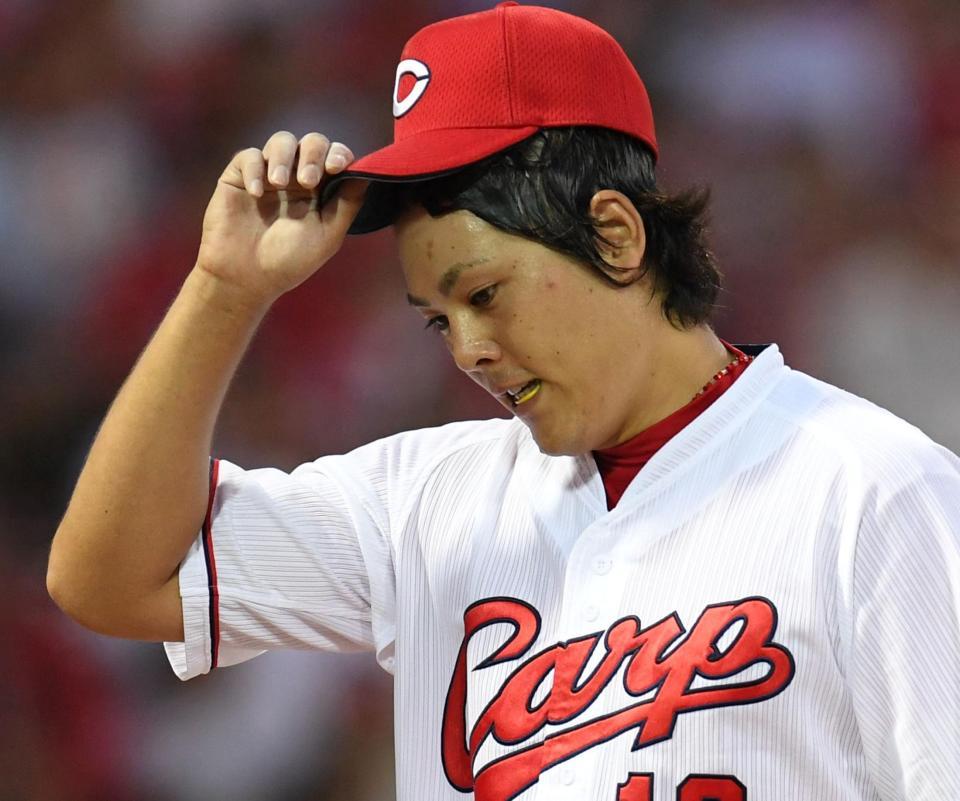 ４回、勝ち越しを許し悔しそうにベンチへ戻る広島・九里＝マツダスタジアム（撮影・飯室逸平）