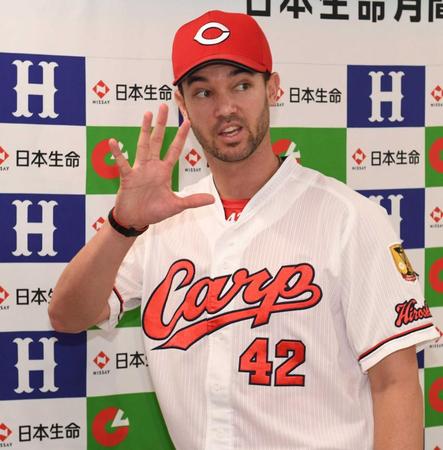 　７月度「日本生命月間ＭＶＰ」を初めて受賞し会見するジョンソン