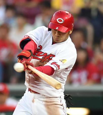 ２回広島、２死二塁、追撃のタイムリーを放つ広島・田中広輔＝マツダスタジアム（撮影・飯室逸平）