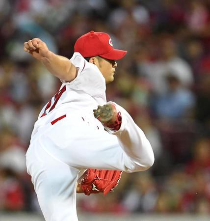 力投を見せる広島・岡田＝マツダスタジアム（撮影・飯室逸平）