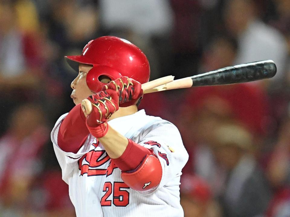 　１１回、バットを折りながらも右前打を放つ新井（撮影・飯室逸平）