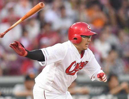 　４回、右前タイムリーを放つ松山（撮影・飯室逸平）