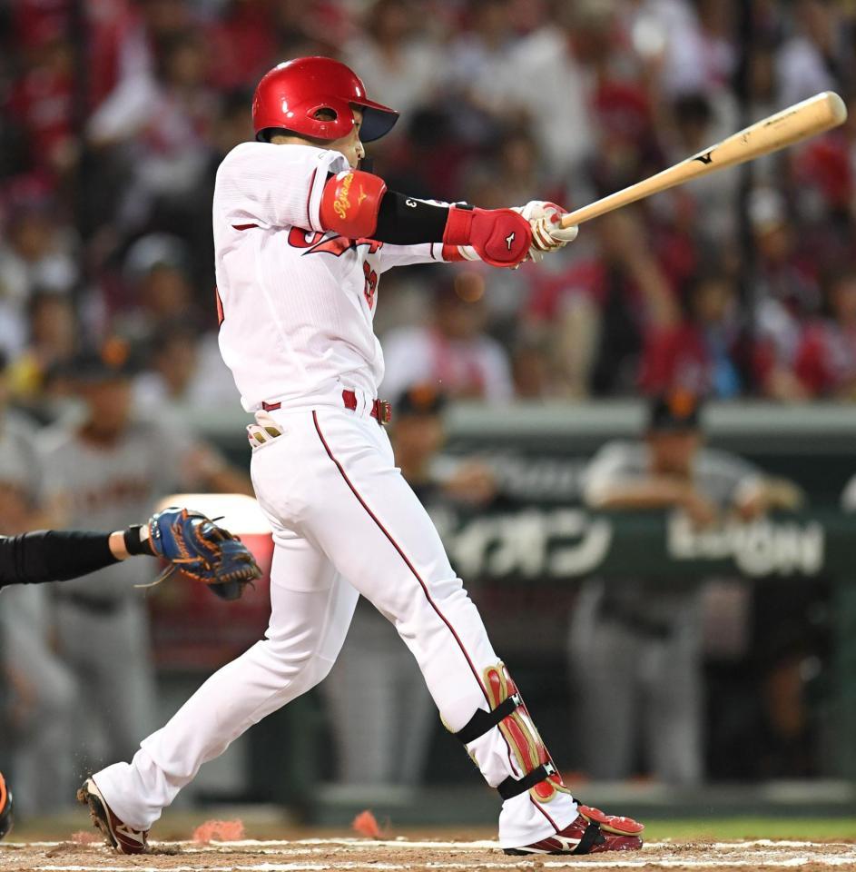 　６回、タイムリーを放つ西川（撮影・飯室逸平）