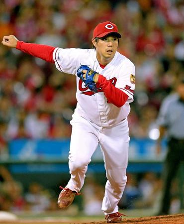 　６回、一塁へベースカバーに走る野村（撮影・飯室逸平）