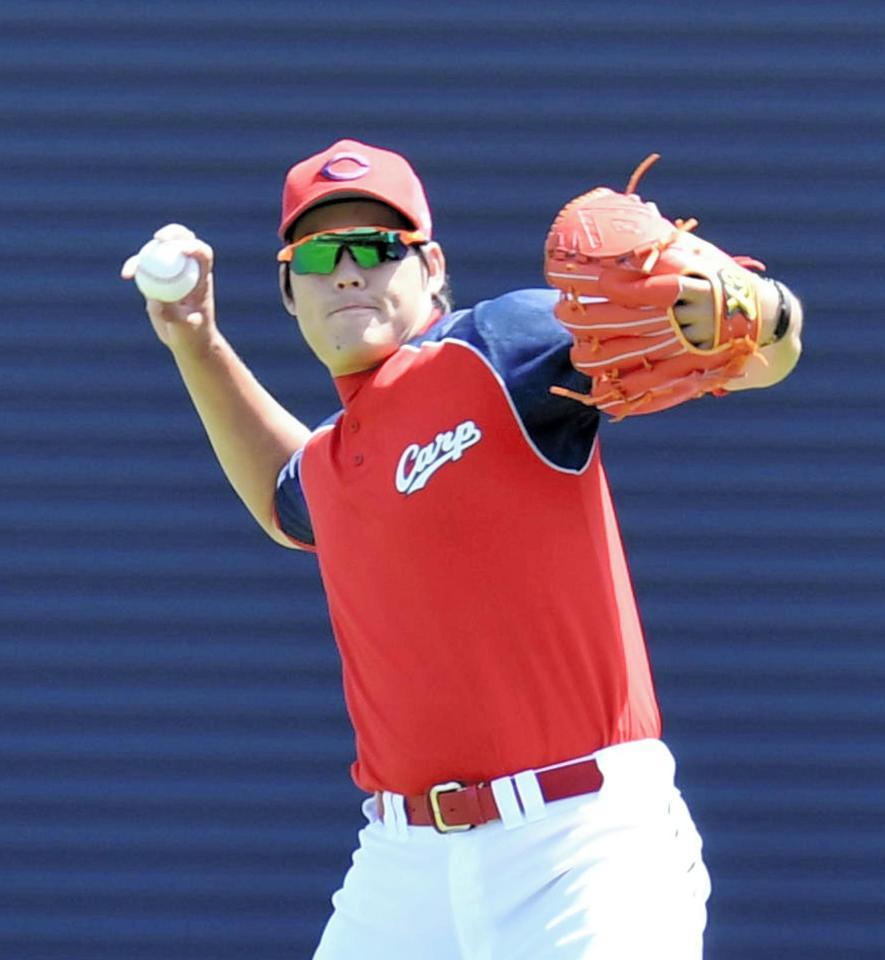 　キャッチボールする九里（撮影・飯室逸平）