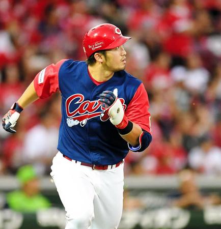 ２回広島無死、同点ソロを放つ広島・鈴木誠也＝マツダスタジアム（撮影・飯室逸平）