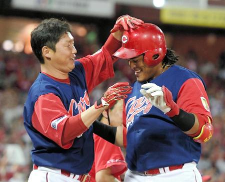 ５回、ソロを放ち広島・新井から祝福されるバティスタ