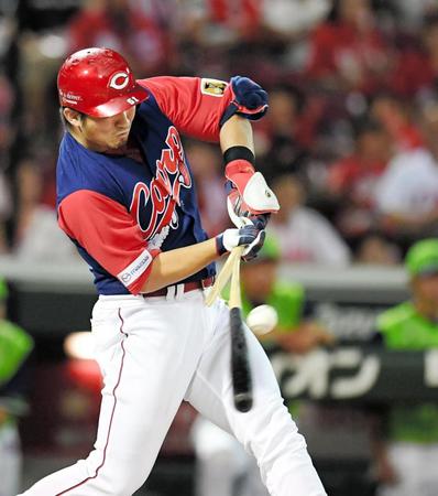 ７回広島、２死二、三塁、バットを折りながらも執念の勝ち越しタイムリーを放つ広島・鈴木誠也＝マツダスタジアム（撮影・飯室逸平）