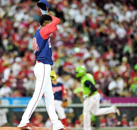 　延長１０回、バレンティンに勝ち越しソロを打たれるアドゥワ（撮影・飯室逸平）