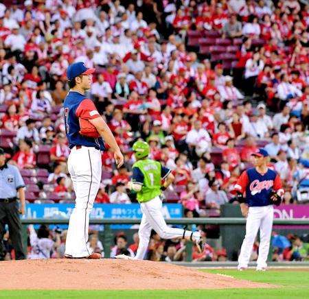 ２回、山田哲に満塁弾を浴び、ぼう然と立ちつくす岡田（撮影・飯室逸平）
