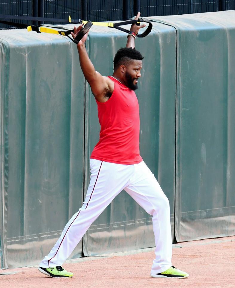 練習に汗を流す広島・ジャクソン＝マツダスタジアム（撮影・飯室逸平）