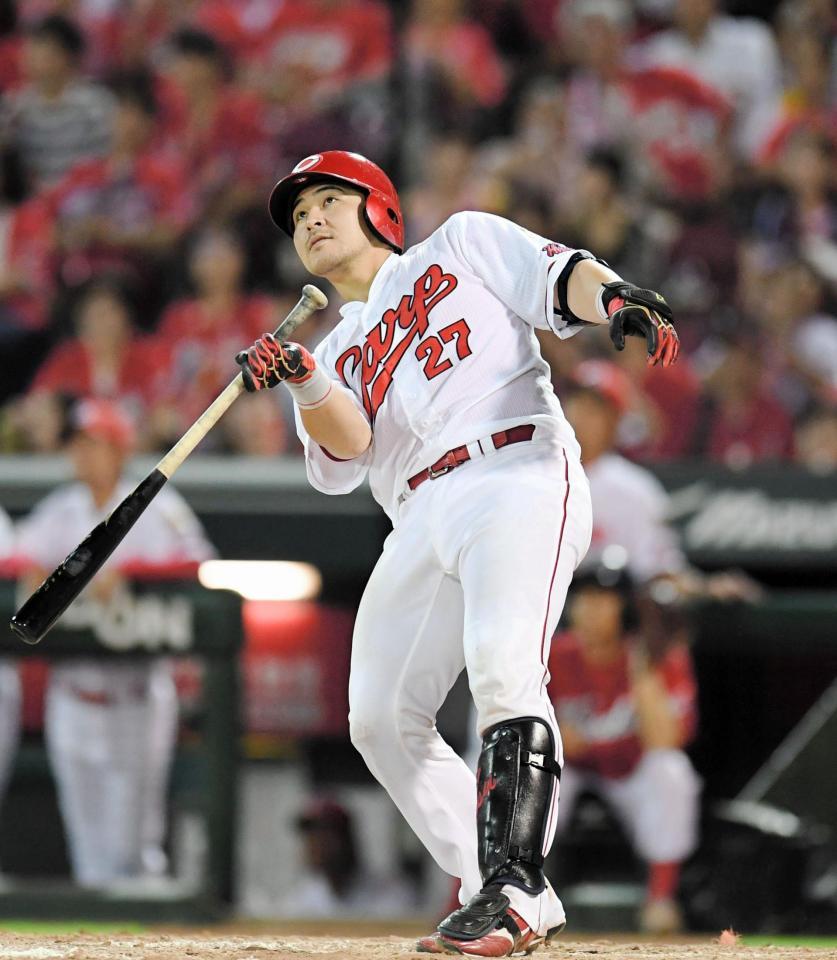 ４回、追撃のソロを放ち、打球の行方を見守る広島・会沢＝マツダスタジアム（撮影・飯室逸平）