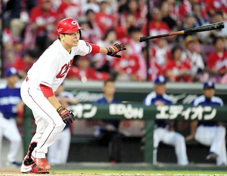 １回広島、１死三塁、右前タイムリーを放つ広島・大瀬良大地＝マツダスタジアム（撮影・飯室逸平）