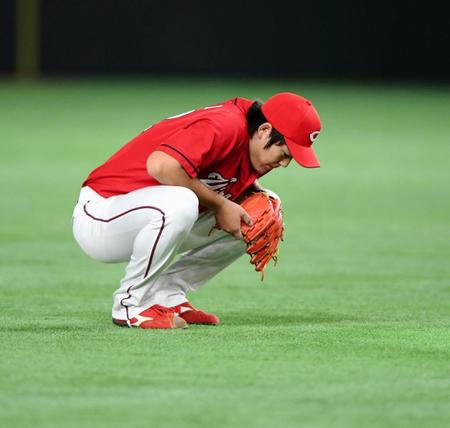 １回、巨人・坂本勇人の打球が当たりしゃがみ込む広島・九里亜蓮＝東京ドーム（撮影・棚橋慶太）