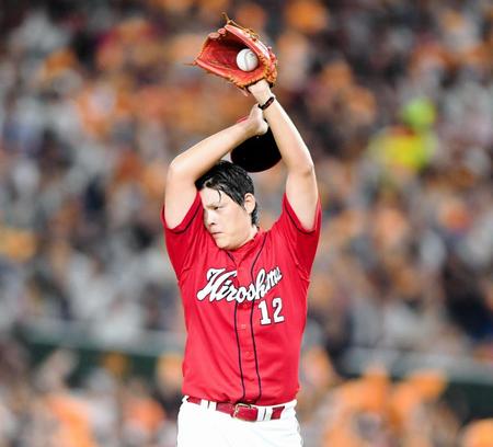 ６回、巨人・坂本勇人に適時打を許し汗を拭う広島・九里亜蓮＝東京ドーム（撮影・棚橋慶太）