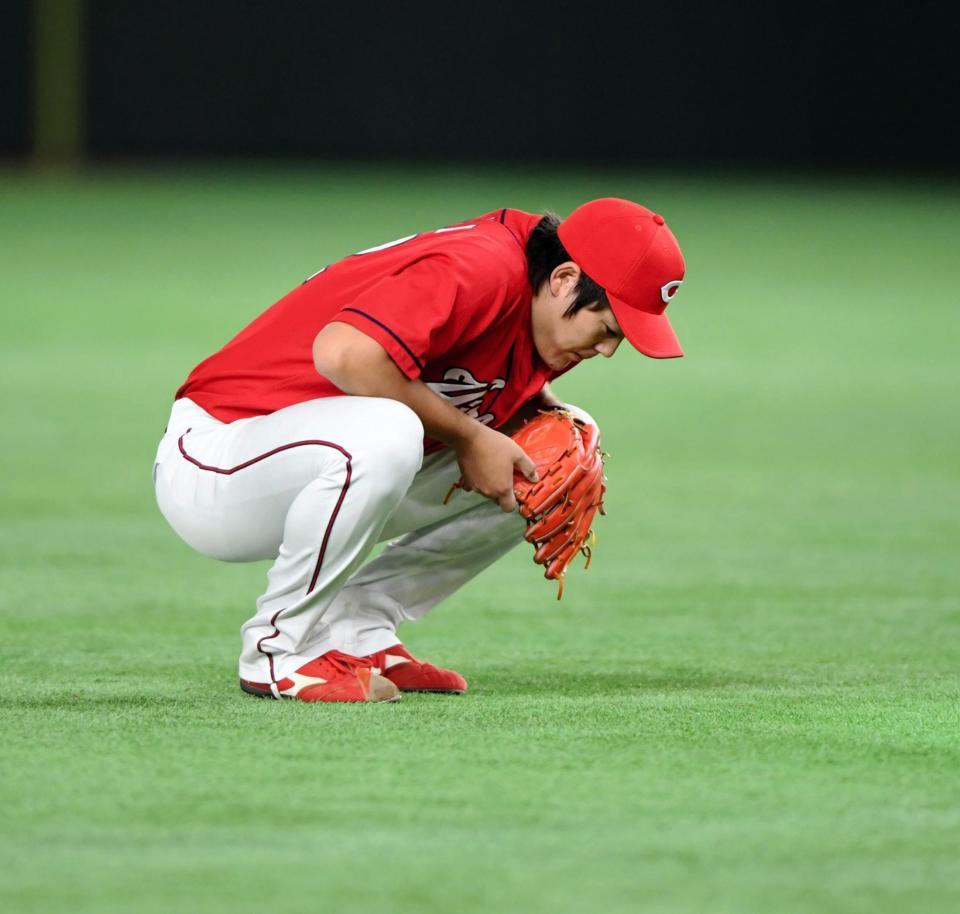 １回、巨人・坂本勇人の打球が当たりしゃがみ込む広島・九里亜蓮＝東京ドーム（撮影・棚橋慶太）