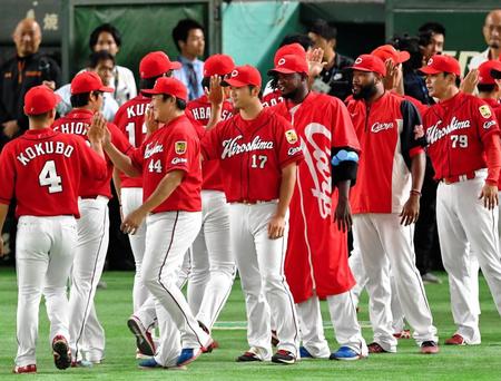 　試合後、並んで出迎える岡田（中央）ら広島ナイン（撮影・出月俊成）