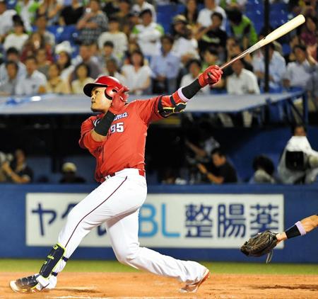 ８回広島、２ランを放つバティスタ＝神宮球場（撮影・西岡正）