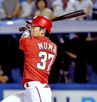 ９回、同点となる左犠飛を放つ野間（撮影・西岡正）