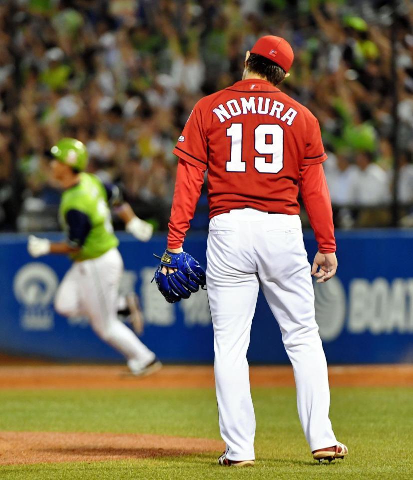 ７回ヤクルト、青木（左）に３ランを浴び、マウンドで首をひねる広島・野村＝神宮球場（撮影・西岡正）