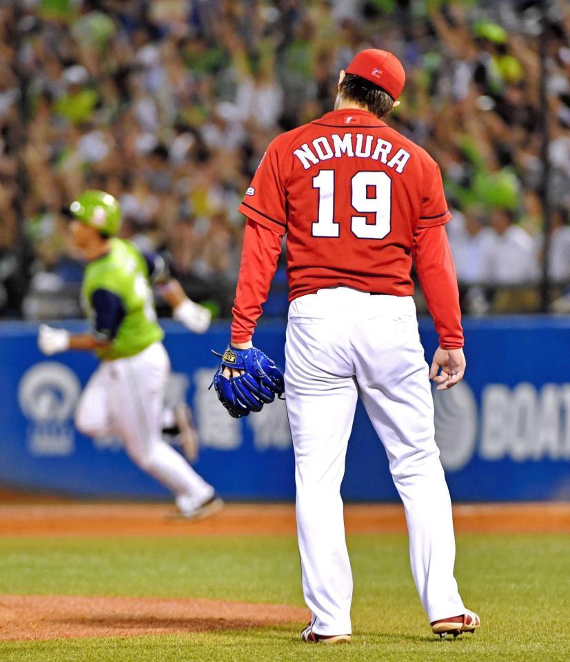 　７回、青木（左）に３ランを浴び、マウンドで首をひねる野村（撮影・西岡正）