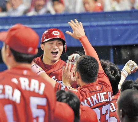 　５回、先制ソロを放ち、菊池らナインの出迎えに声を上げる鈴木（撮影・西岡正）