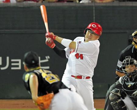 ８回、阪神・藤川（手前）から同点の適時打を放つ広島・松山＝マツダスタジアム