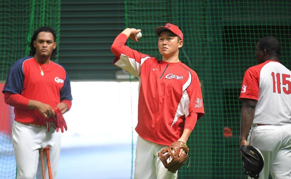 　キャッチボールする新井（中央）＝撮影・北村雅宏