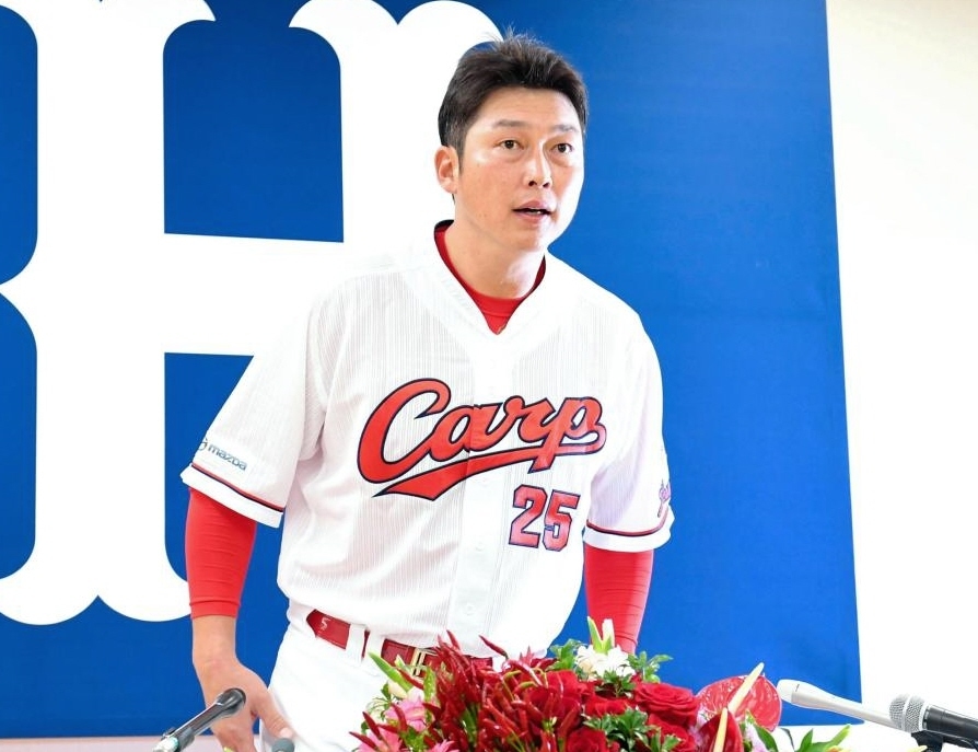 　引退表明会見に臨む新井（撮影・飯室逸平）