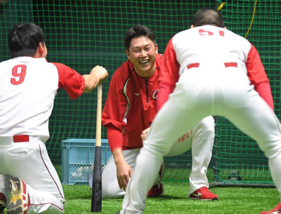 　丸（左）、鈴木（右）らと談笑する新井（撮影・北村雅宏）