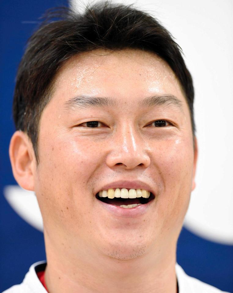 　笑顔を見せて会見した広島・新井