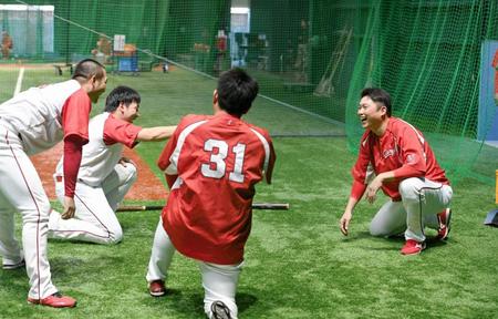 　（左から）広島・鈴木、丸、石原らと談笑する新井＝マツダスタジアム（撮影・飯室逸平）