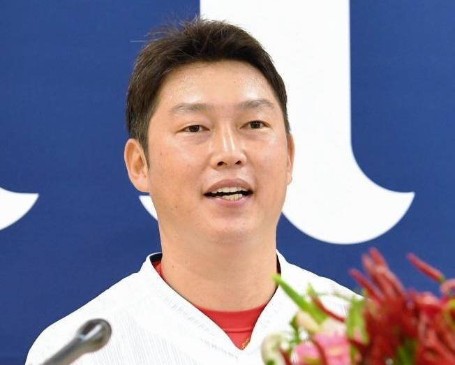 ５日に引退会見を行った新井