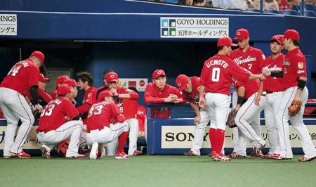 　４回終了時、円陣を組む新井（中央）ら広島ナイン（撮影・坂部計介）