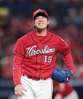 　７回、制球が定まらず、マウンドで悔しそうな表情を見せる野村（撮影・坂部計介）