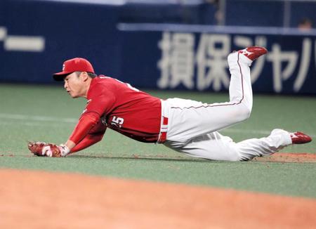 　５回、新井は大島の打球を好捕する（撮影・坂部計介）