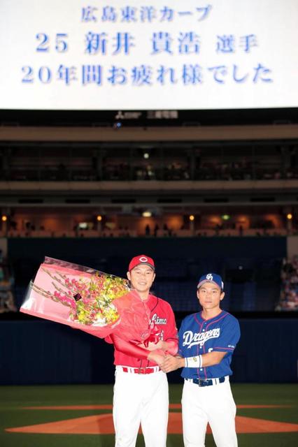 引退表明の広島・新井に中日から花束贈呈