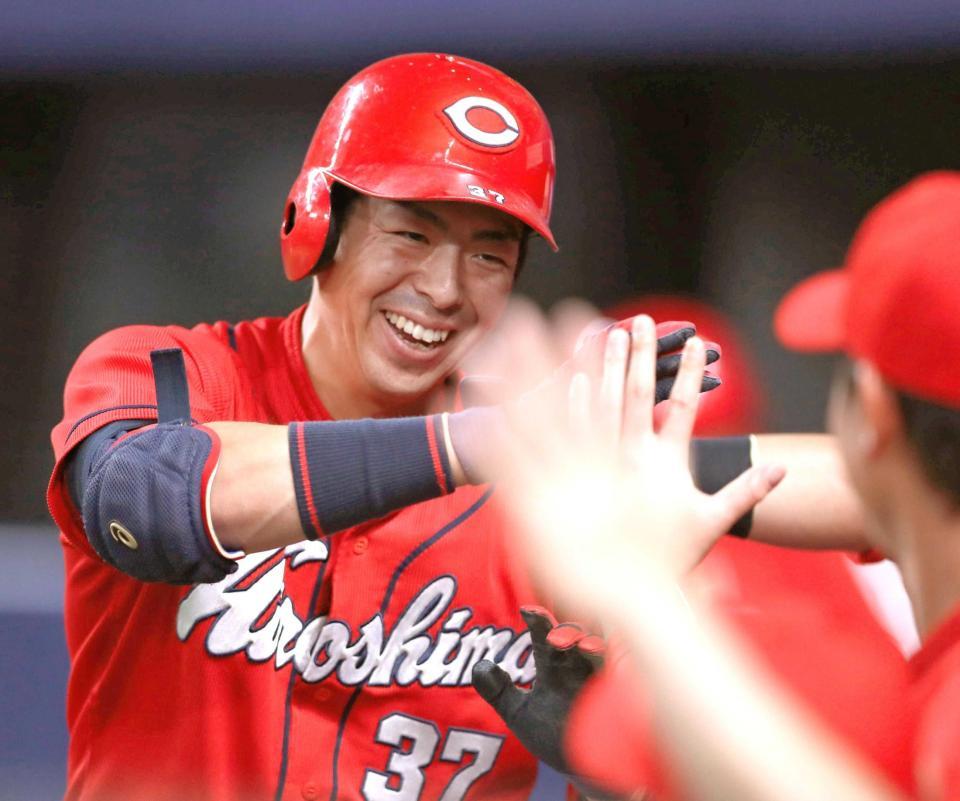 　５回、野間は左越えに同点ソロを放ち、ナインの出迎えに笑顔を見せる